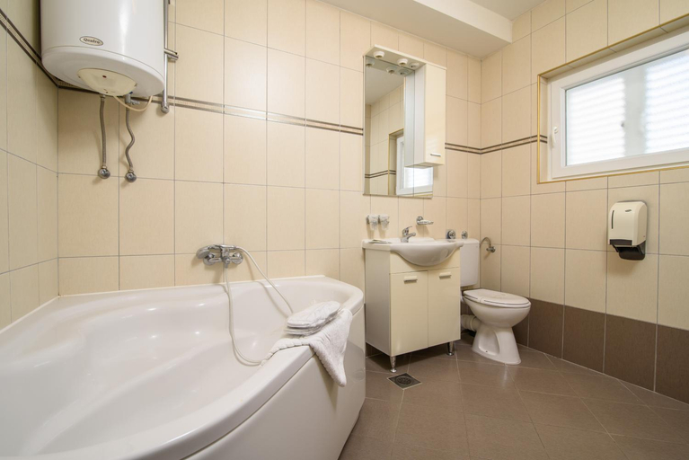 Bathroom 2, Boutique Hotel B&B Villa Paula, Okrug