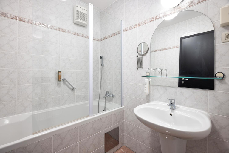 Bathroom 5, Hotel Kompas, Bled
