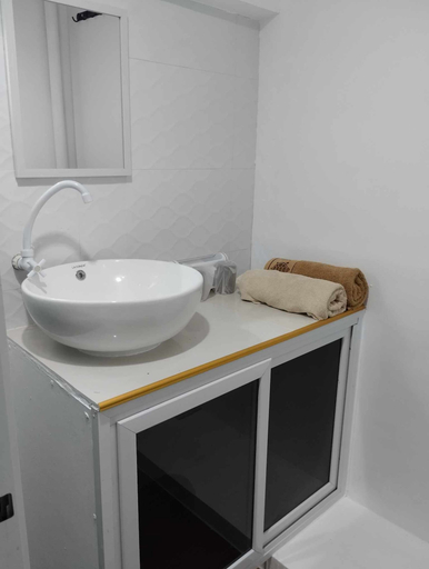 Bathroom 4, Stanley House Seaview Apartments, Panglao