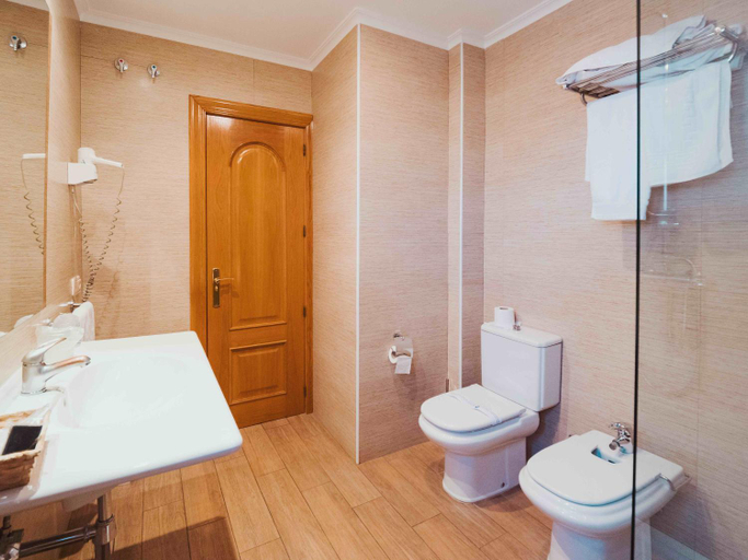 Bathroom 2, Hotel Dona Carmen, Valladolid