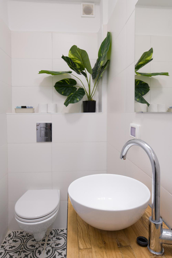 Bathroom 2, Aju Ben Yehuda 23