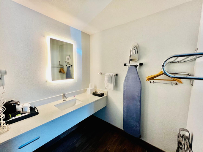 Bathroom 3, Days Inn & Suites by Wyndham Flagstaff I-40, Coconino