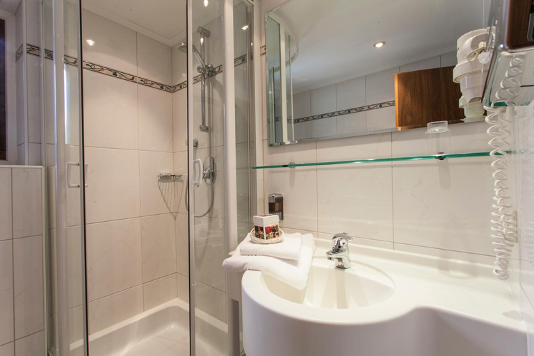 Bathroom 2, Glanz & Glory Hotel, Imst