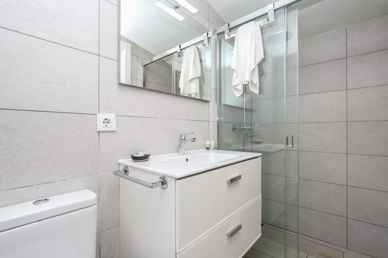 Bathroom 4, Rambla de Marisol Apartments, Barcelona