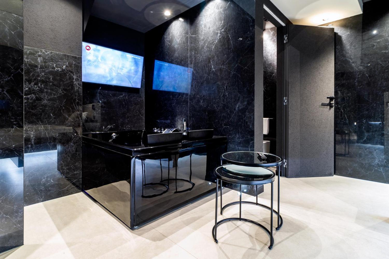 Others 2, 4 Suites " unconventional living rooms ", Catania