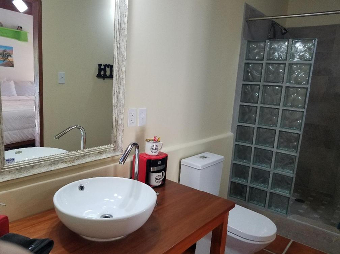 Bathroom 3, The BNB on Triggerfish Close to the airport