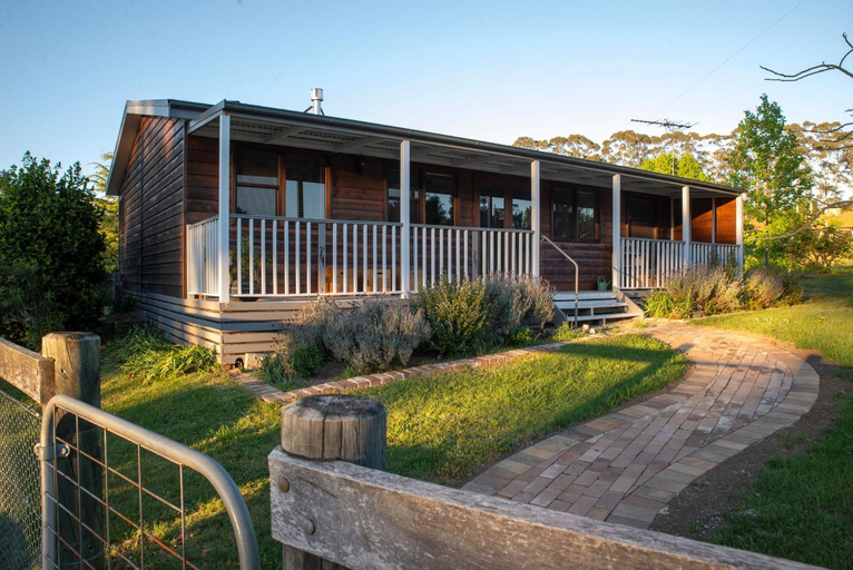 Exterior & Views 1, The Artists Retreat, Hawkesbury
