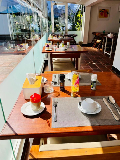 Food & Drinks 5, Hotel Totara, Kinondoni