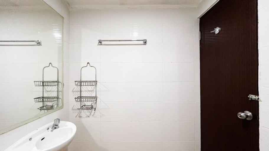 Bedroom 2, Minimalist and Nice 2BR Apartment at Royal Makassar By Travelio, Makassar