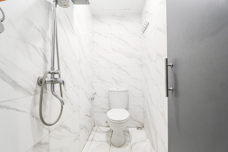 Bathroom 5, The Edge by Lia, Cimahi