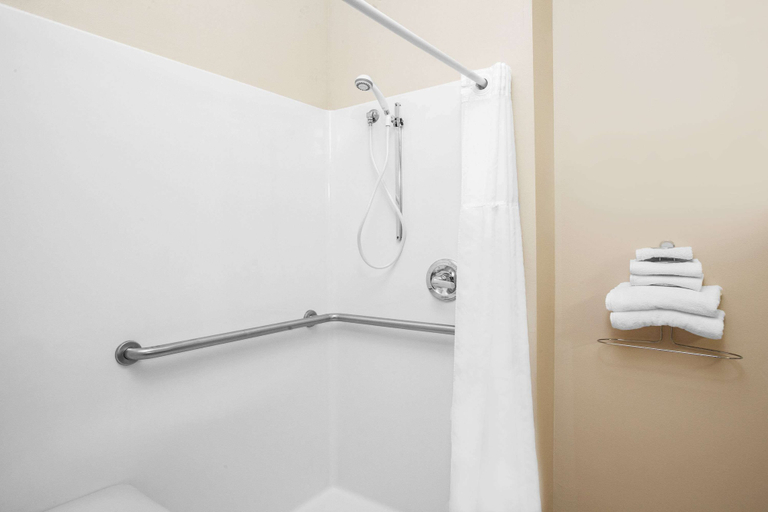 Bathroom 4, Super 8 by Wyndham Mason City, Cerro Gordo