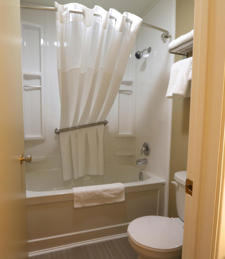 Bathroom 5, Super 8 By Wyndham Hearst On, Cochrane