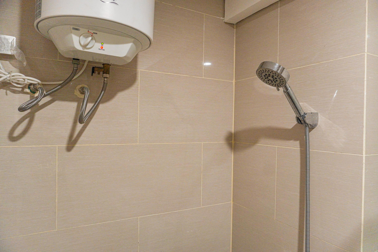 Bathroom 5, Strategic and Nice Studio at Daan Mogot City Apartment By Travelio, West Jakarta