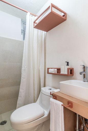 Bathroom, Casa Rosa by Domi Housing, El Marqués