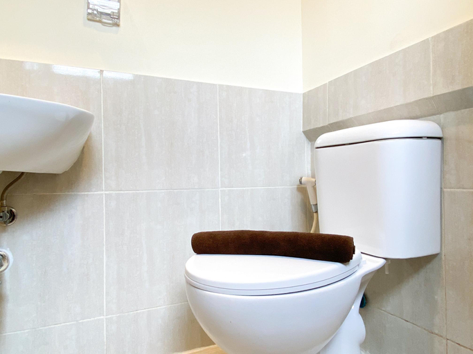 Bathroom 5, Stay Comfort 2BR at Meikarta Apartment By Travelio, Cikarang