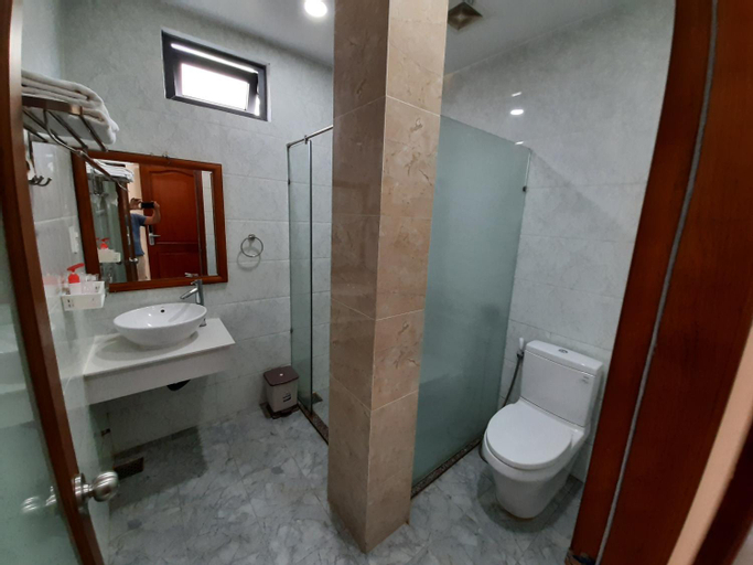 Bathroom 14