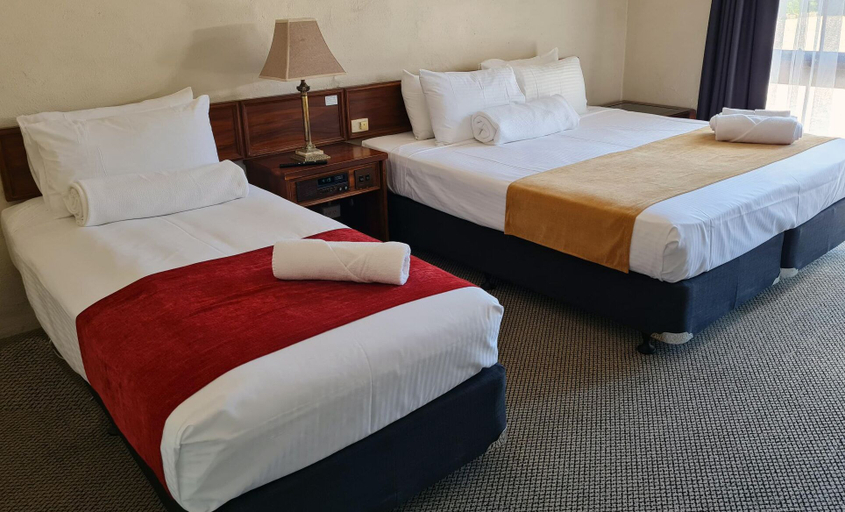Others 4, Seaton Arms Motor Inn, Albury