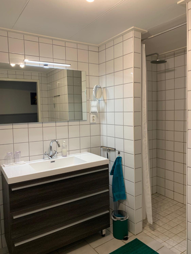Bathroom 2, Het Rode Pakhuis, Rheden