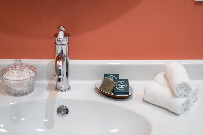 Bathroom 2, Le Sommelier, Nord
