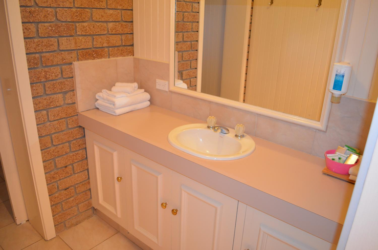 Bathroom 4, Mountain View Motor Inn & Holiday Lodges, N. Grampians - Stawell