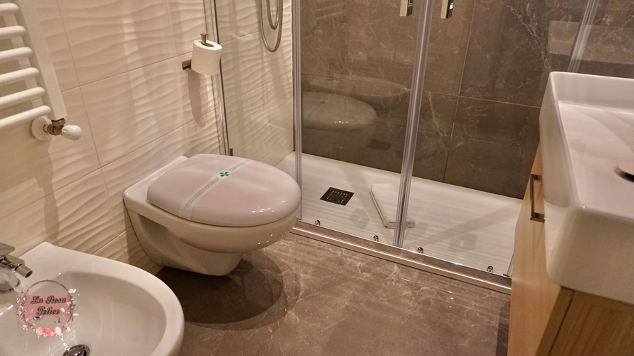 Bathroom 2, B&B La Rosa Felice, Bari