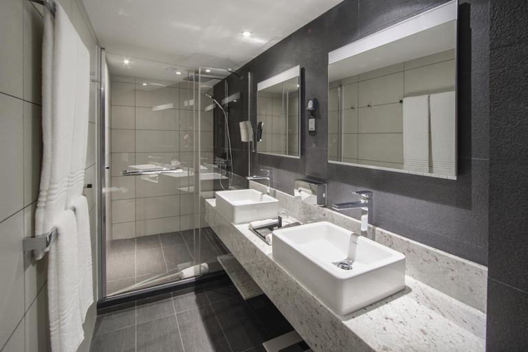 Bathroom 2, K Hotel Douala, Wouri