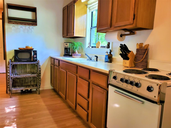 Food & Drinks 4, Mountain Laurel Cottage at Hearthstone Cabins and Camping - Pet Friendly, White