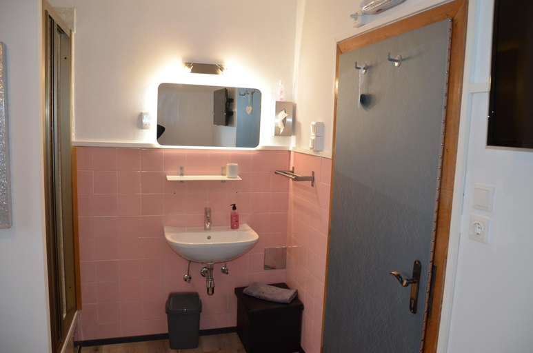 Bathroom 3, La Amalia, Mattersburg