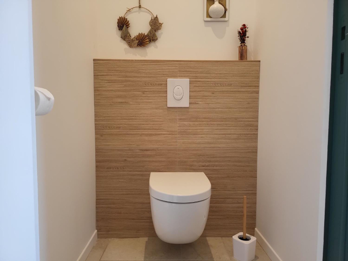 Bathroom 2, La Vallee du Launay, Côtes-d'Armor