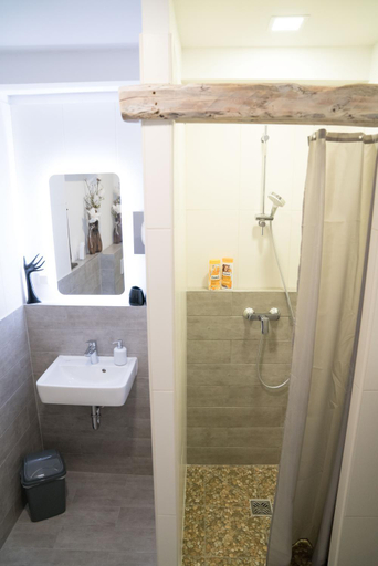 Bathroom 4, La Amalia, Mattersburg