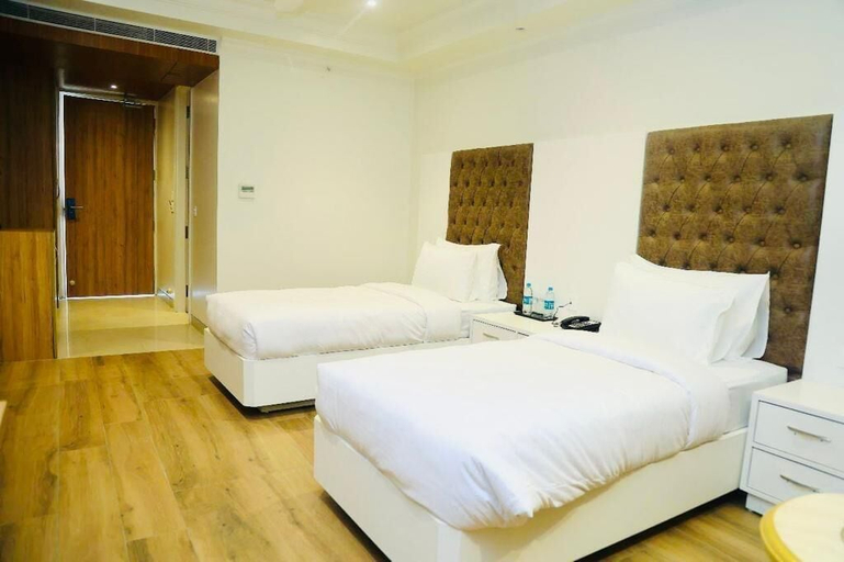 Bedroom 5, Sapphire Sky Hotel, Dehradun