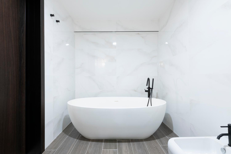 Bathroom 5, The Waterfront Hotel