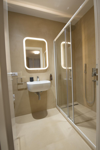 Bathroom 2, Villa Jasmine B&B, Novara