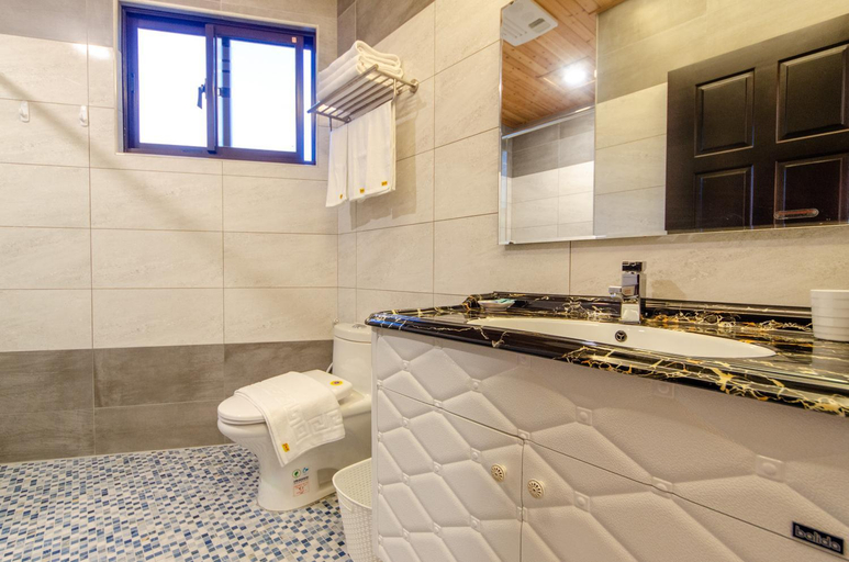 Bathroom 4, WanTon, Yilan