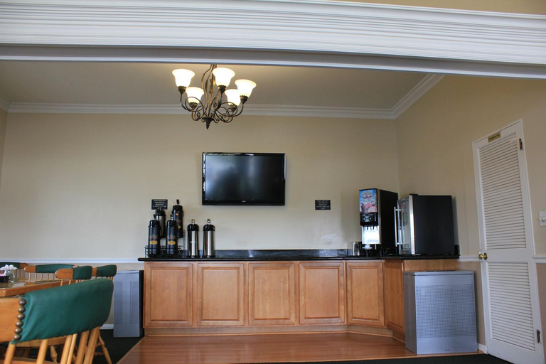 Others 4, Rockford Alpine Inn & Suites, Winnebago