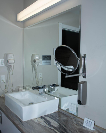 Bathroom 4, Travelodge by Wyndham Roberval, Le Domaine-du-Roy