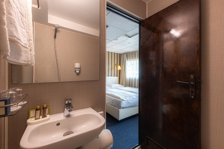 Bathroom 5, Grand Jules Boat Hotel Budapest, Budapesti