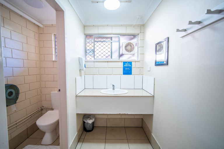 Bathroom 4, Airlie Beach YHA, Whitsunday