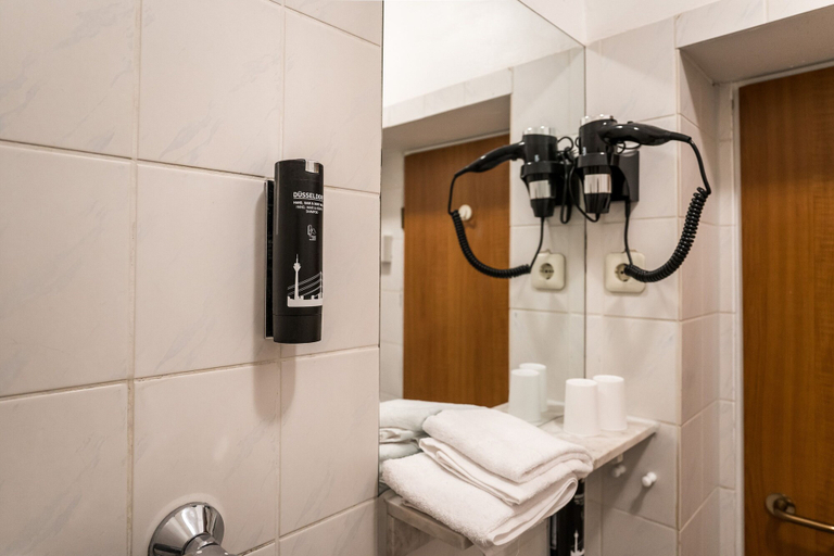 Bathroom 3, Antares Apartments, Düsseldorf