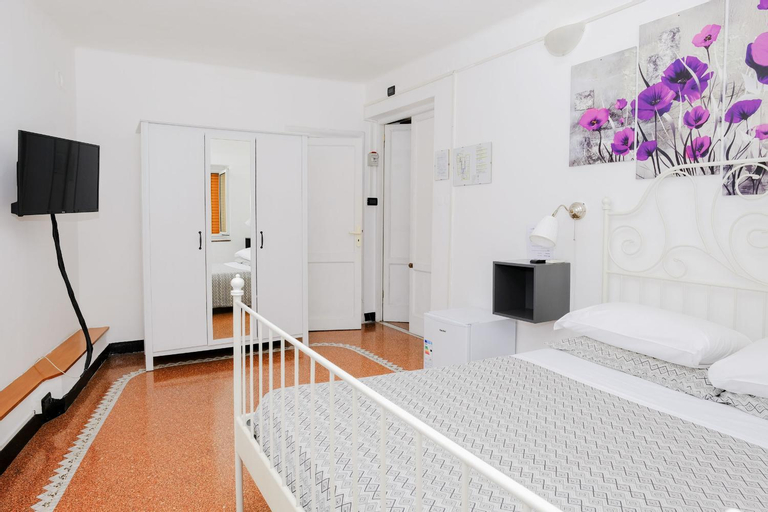 Bedroom 2, Albergo Caffaro, Genova
