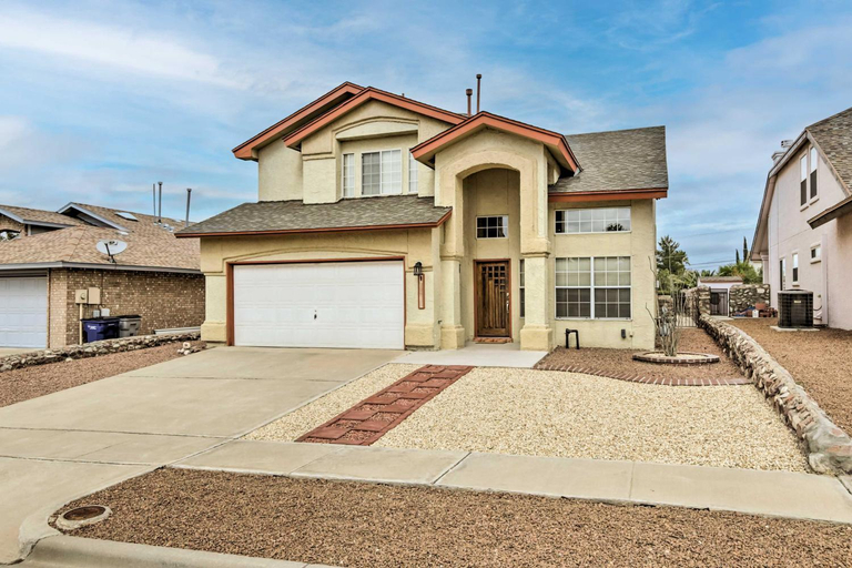 Others 4, El Paso Retreat w/ Pool: 11 Mi to Downtown!, El Paso