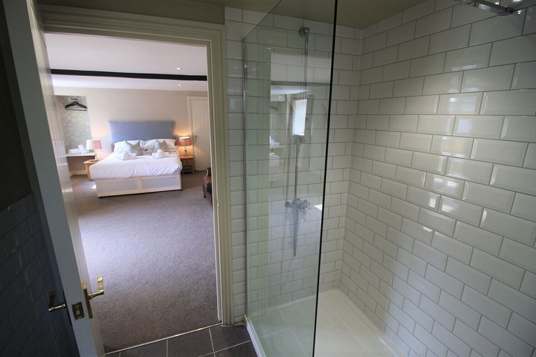 Bathroom 3, The Riverside Inn, Gloucestershire