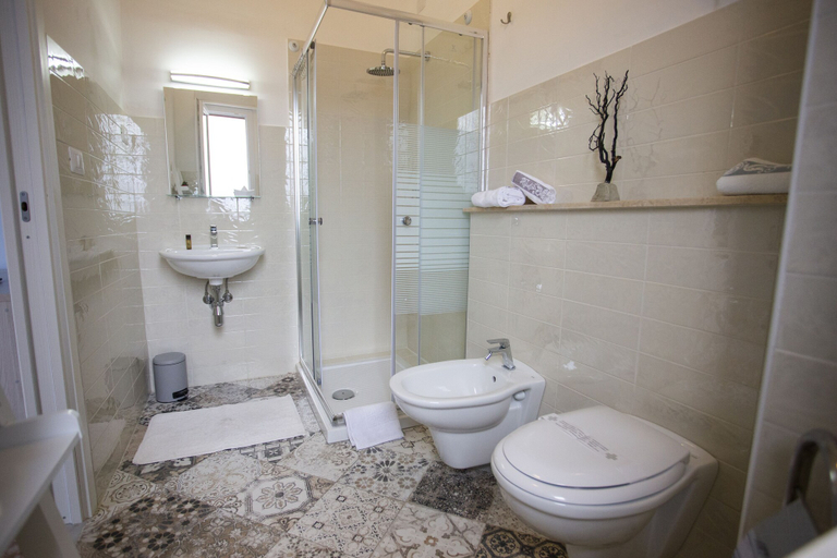 Bathroom 4, Magna Graecia, Vibo Valentia