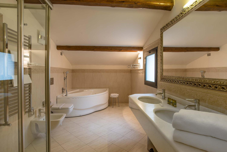 Bathroom 17