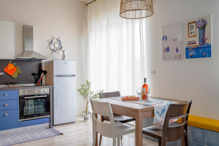 Others 3, Mediterranea Apartment- CENTRAL STATION - FREE WIFI&NETFLIX, Bari