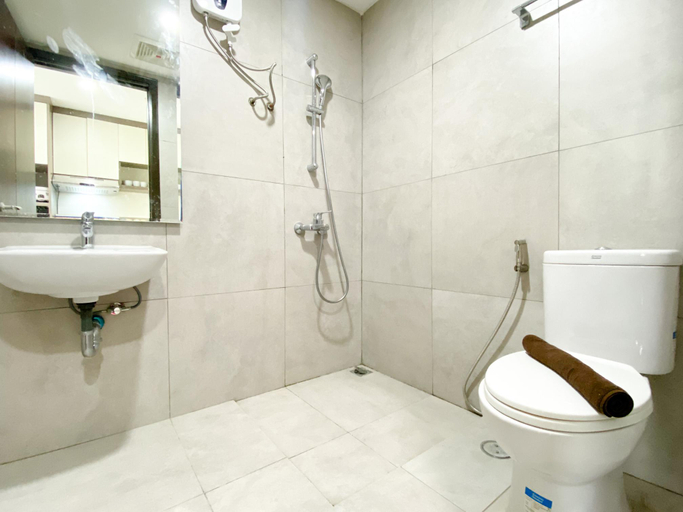 Bathroom 5, Comfy and Modern Studio at Pollux Chadstone Apartment By Travelio, Cikarang