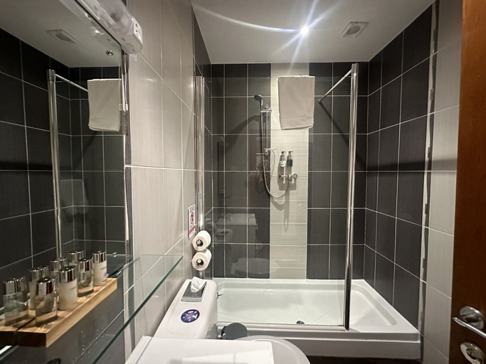 Bathroom 3, The Bell Guest House, Durham