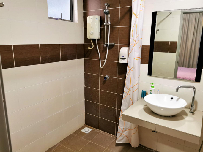 Bedroom 4, FREE 4 WATER THEMEPARK Tickets & WiFi Melaka Stay, Malacca City