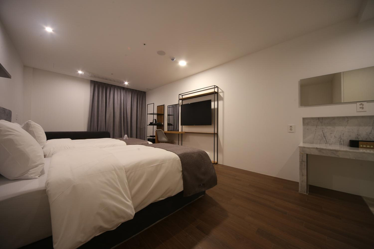 Bedroom 3, Noblestay Hotel, Buk