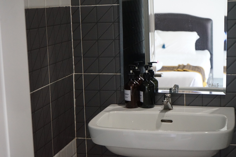 Bathroom 5, Chaiyai River Front Hotel, Sichon